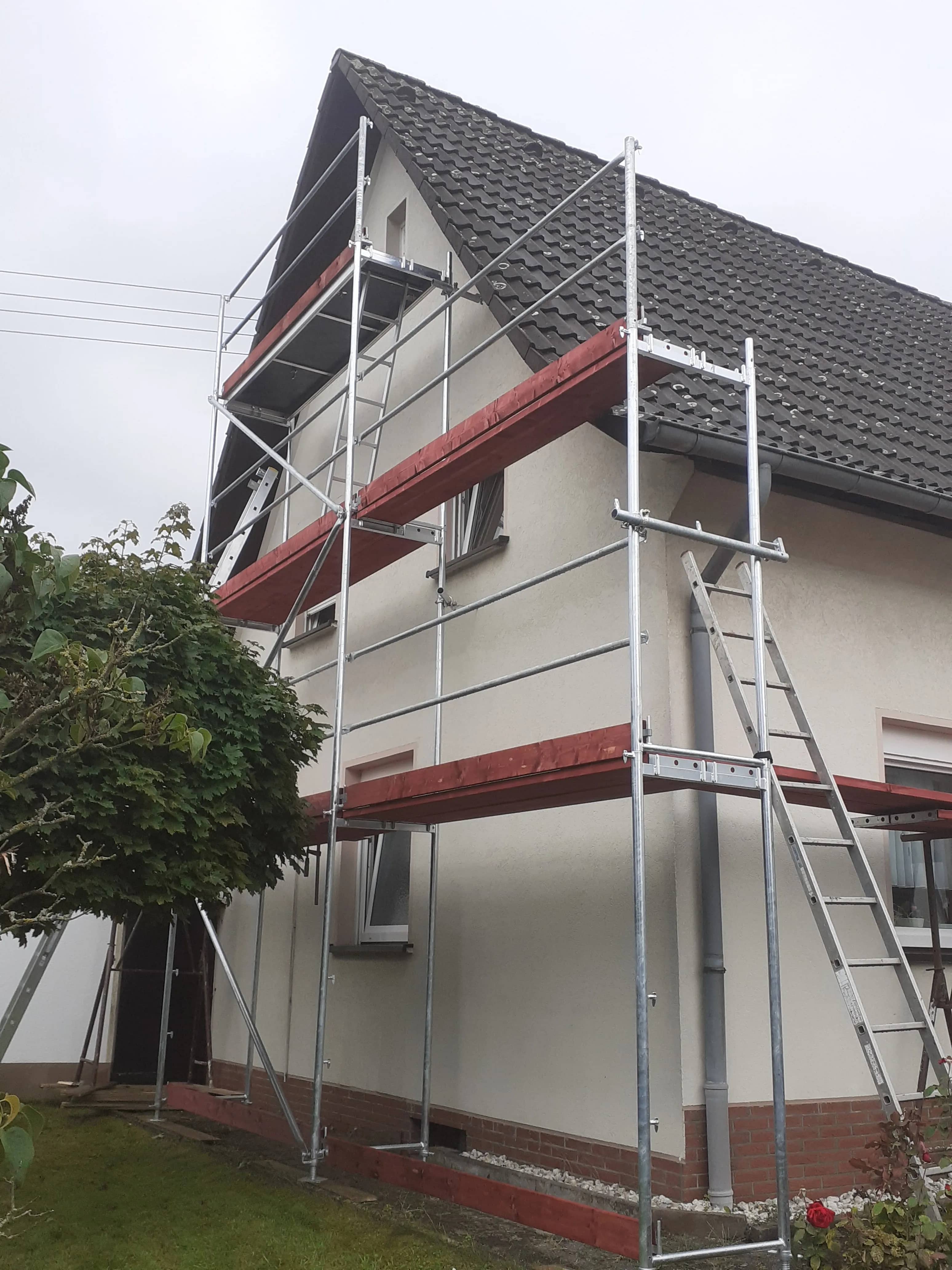 Fassadengerüst an der Giebelseite eines Wohnhauses