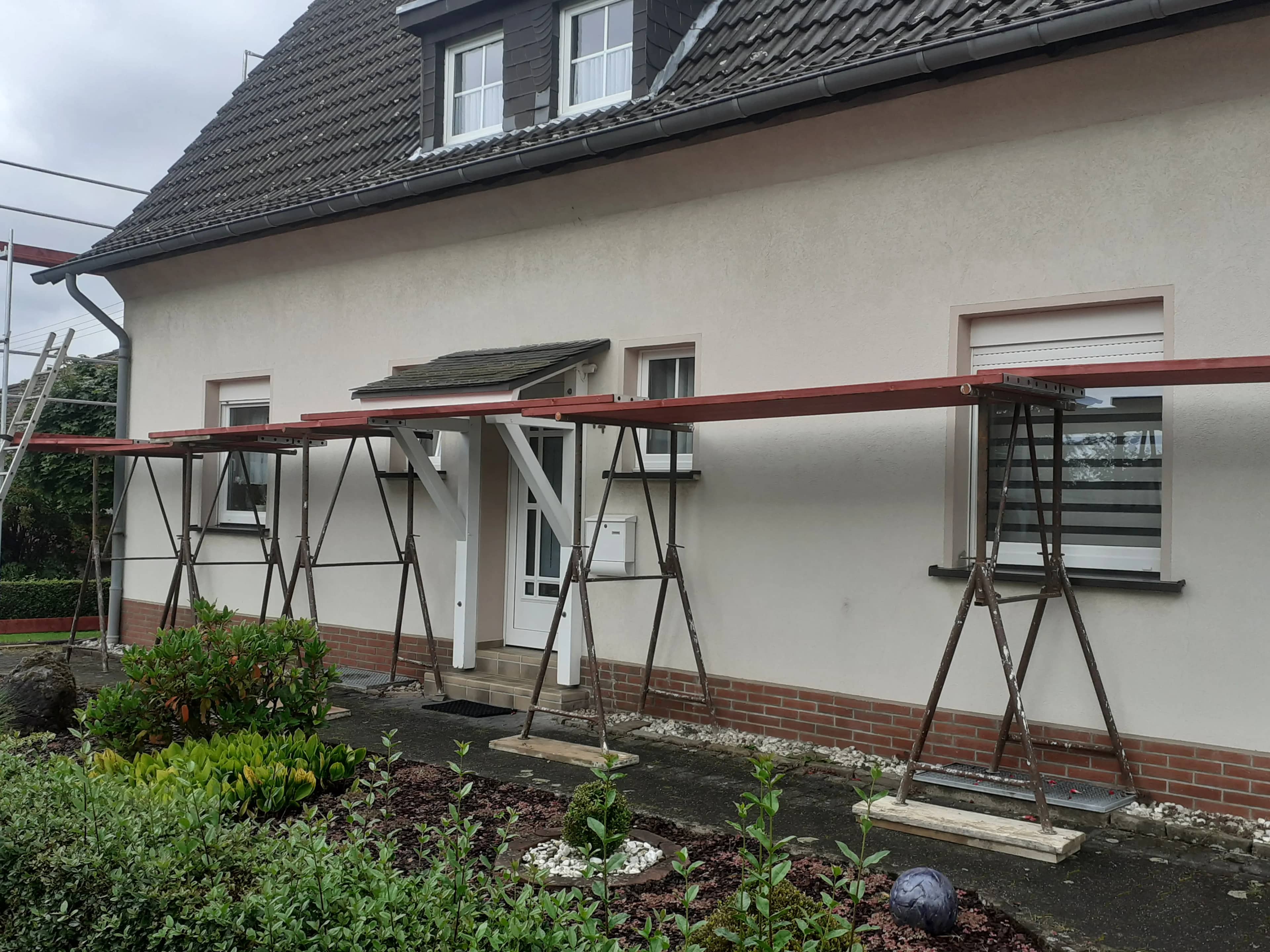 Bockgerüst am Eingangsbereich eines Wohnhauses